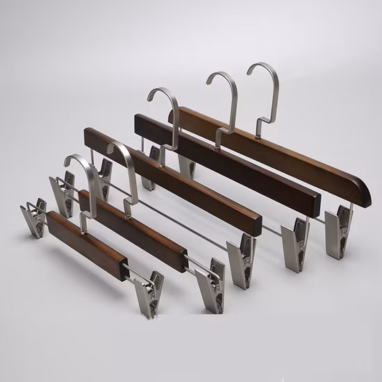 Hochwertige Holzkleiderbügel aus hochwertigem Holz mit natürlicher/dunkler Oberfläche für die Präsentation von Mänteln/Anzügen; Gut für Luxusbekleidung und erstklassige Luxusbekleidungsgeschäfte